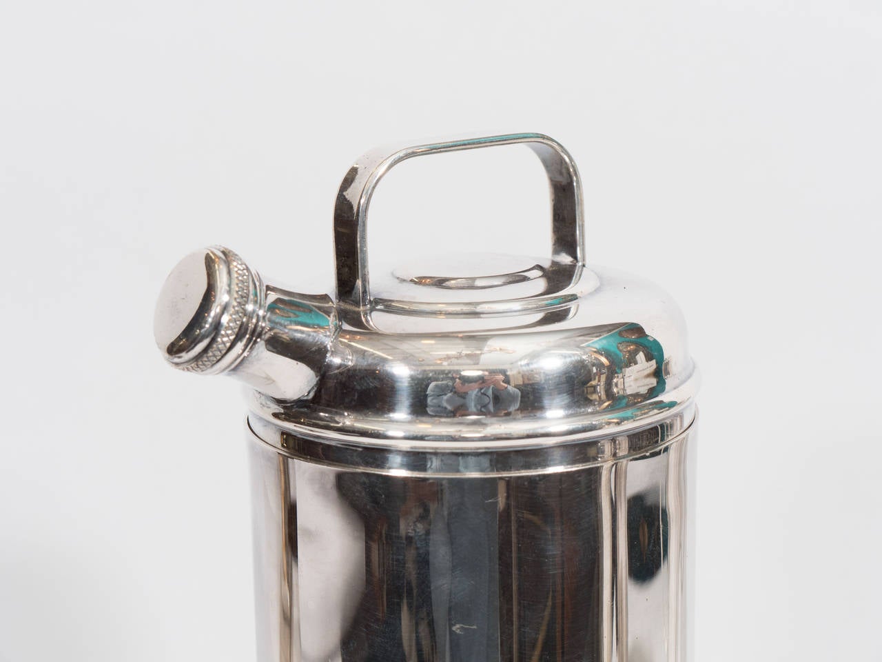 A vintage skyscraper Sheffield Silver Co. cocktail shaker.  Good vintage condition with age appropriate wear.  Some scratches and a dent to the base.