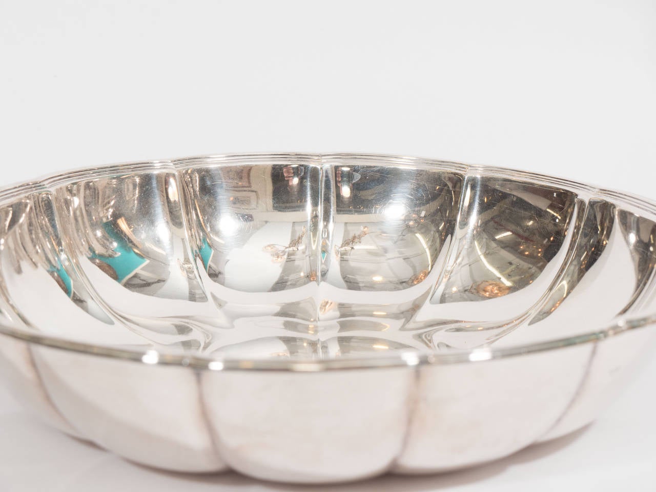 A vintage Tiffany & Co. sterling silver scalloped low bowl or dish. Marked Tiffany & Co. Makers Sterling Silver 9 2 5-10000.

Good vintage condition with age appropriate wear. Some scratches.