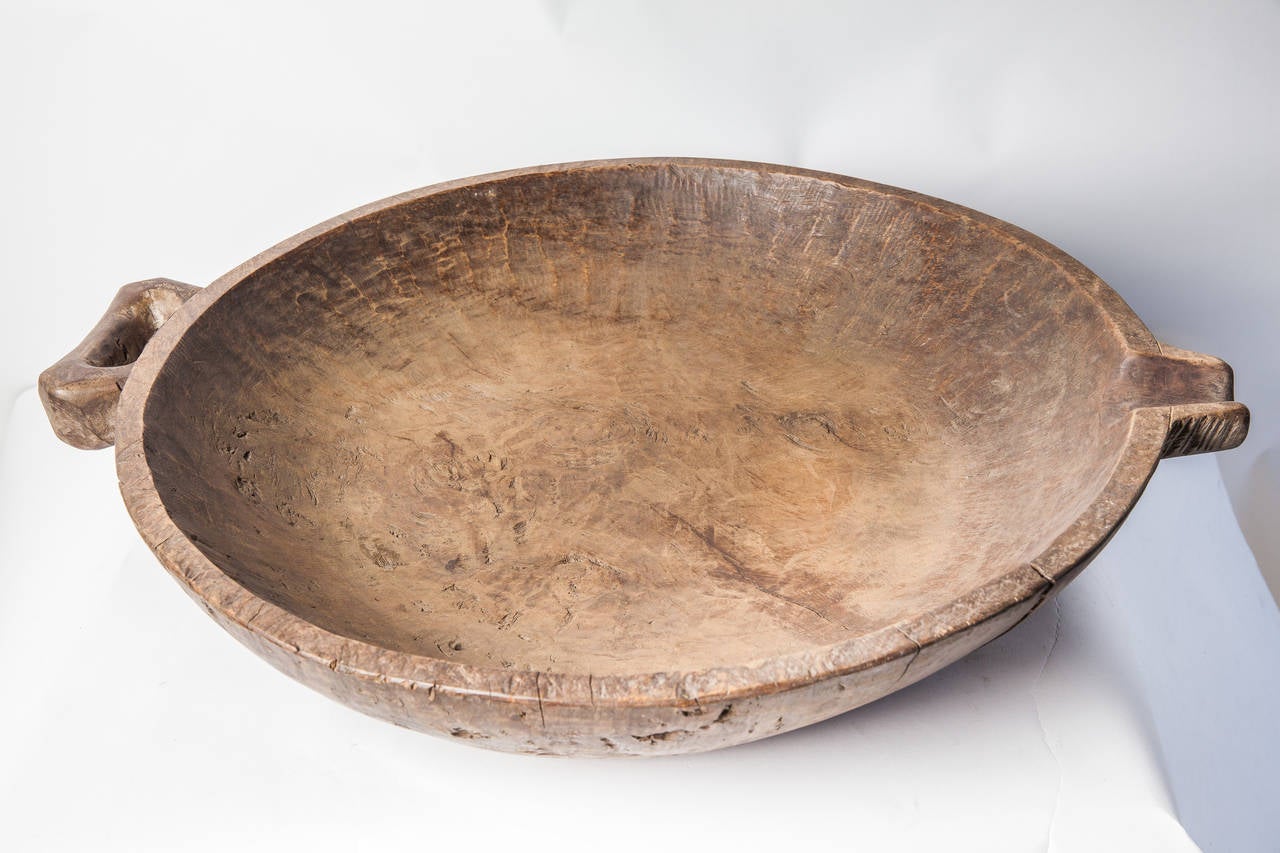 Wood Bowl from the Philippines with Handle In Good Condition For Sale In Richmond, CA