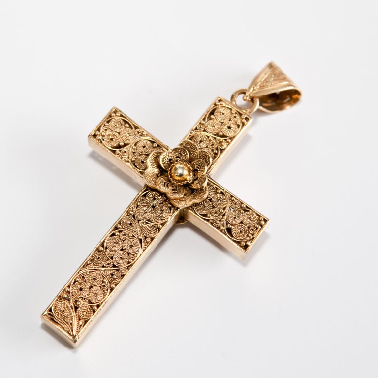 Indo-Portuguese gold filigree cross pendant probably from Goa,India. Fine gold filigree work on top and sides with a flower at center,  60 grams