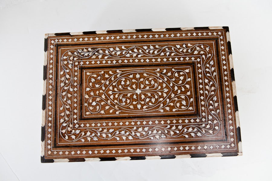 Anglo-Indian Rosewood Dressing Box with Inlay In Good Condition For Sale In Richmond, CA