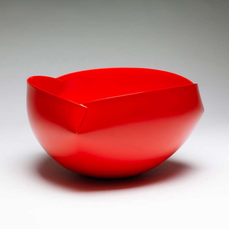 Red Vessel, 2014 (céramique émaillée, C. 7 in. h x 13 in. l x 13 in. p, Objet No. : 3323)

Ann Van Hoey est une artiste céramiste primée et ses œuvres font partie des collections de plusieurs musées internationaux. Ann Van Hoey est née à Malines, en