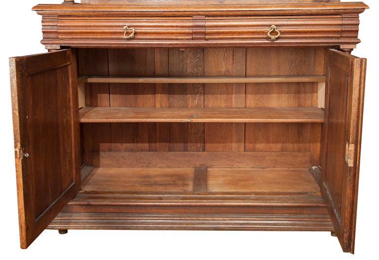 XIX secolo Credenza in noce inglese intagliata a mano in vendita