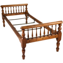 Antique Colonial Style Turned Wood Daybed