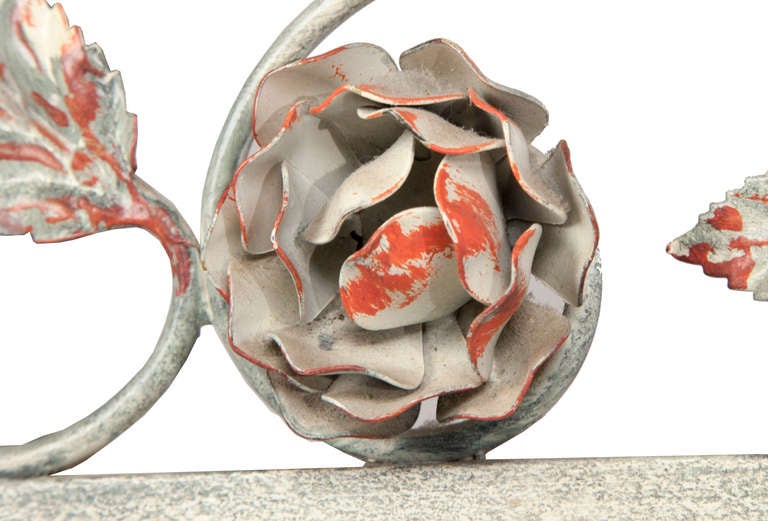 Milieu du XXe siècle Miroir en fer forgé à encadrement de roses en vente