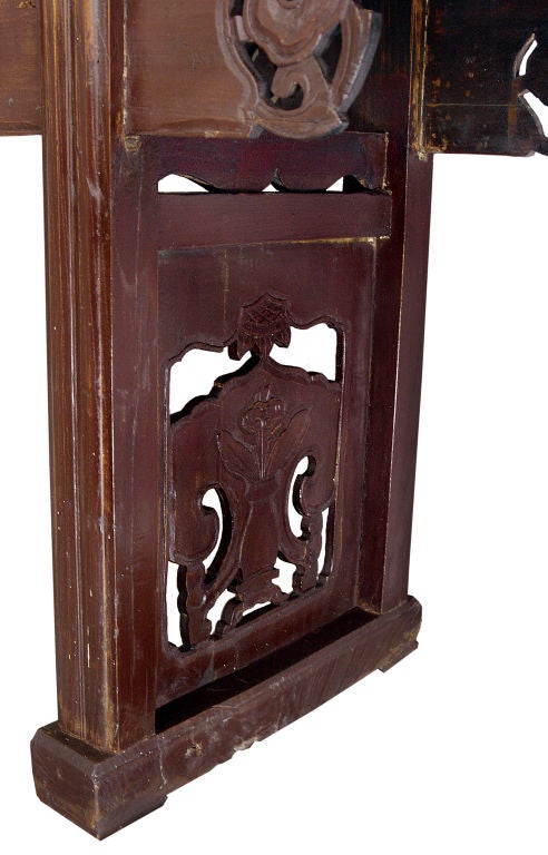 Die Möbel der Qing-Dynastie sollen ein positives Zusammenspiel von Natur und Mensch darstellen. Dieser Altartisch mit seiner einfachen Struktur und minimalen Verzierung hebt die natürliche Schönheit des Holzes hervor. Die Schönheit des Tisches hat