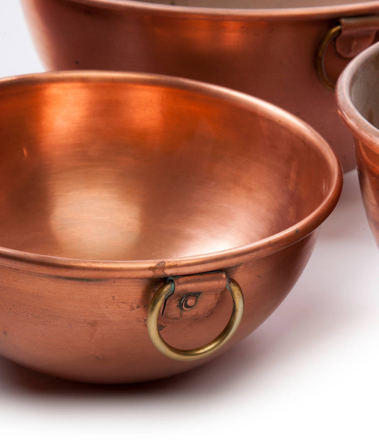 Américain Ensemble de quatre bols à mélanger en cuivre antique en vente