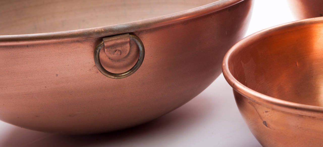 20ième siècle Ensemble de quatre bols à mélanger en cuivre antique en vente