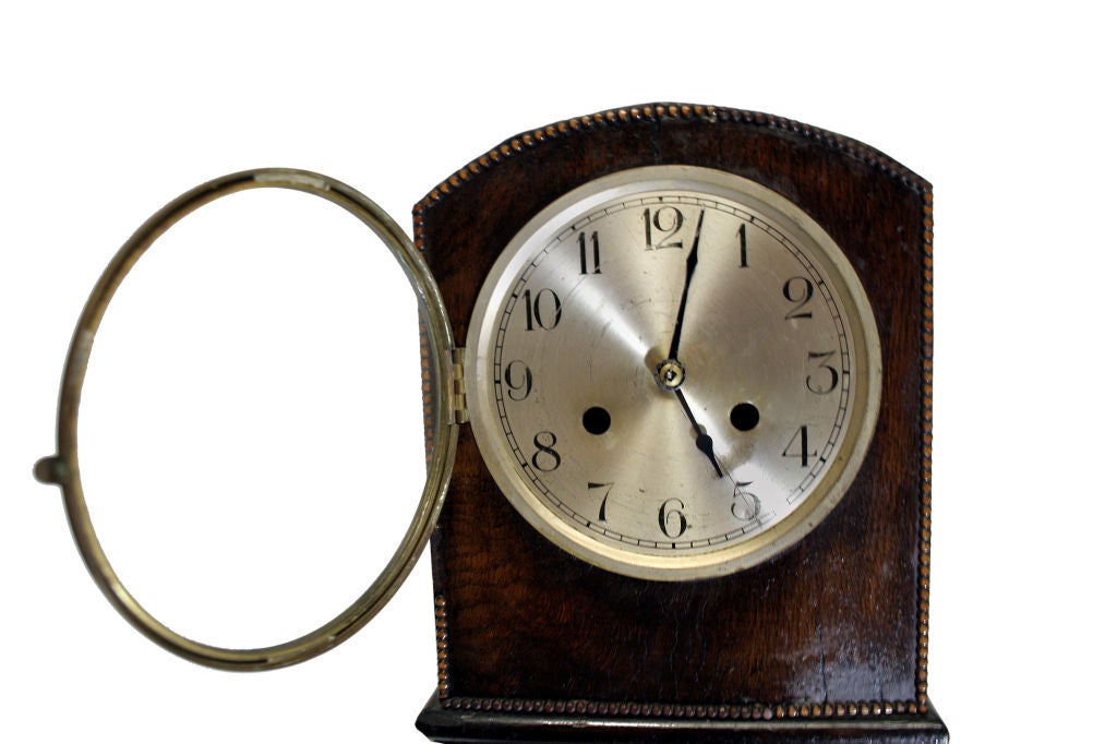 Incassato in legno di quercia con una splendida facciata a diamante, questo meraviglioso orologio presenta numeri arabi su un quadrante argentato. Due aperture sul quadrante permettono di far funzionare separatamente la suoneria e l'orologio; in