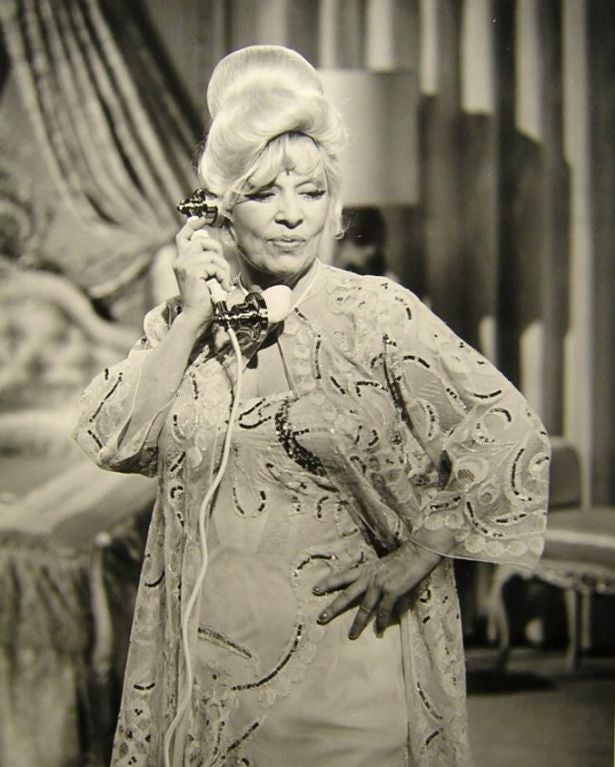 Ce magnifique téléphone de boudoir de style français a été fabriqué par le fabricant danois Aktieselskab Kjobenhavns Telefon dans les années 1920. Le téléphone a un corps en laiton solide et lourd qui a été peint en or sur la couleur crème
