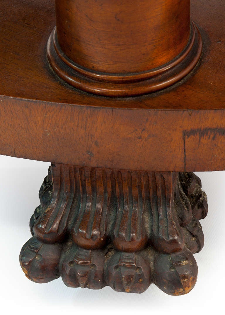 Ovaler Empire-Tisch mit Klauenfüßen und abgerundeten Schubladen (19. Jahrhundert) im Angebot