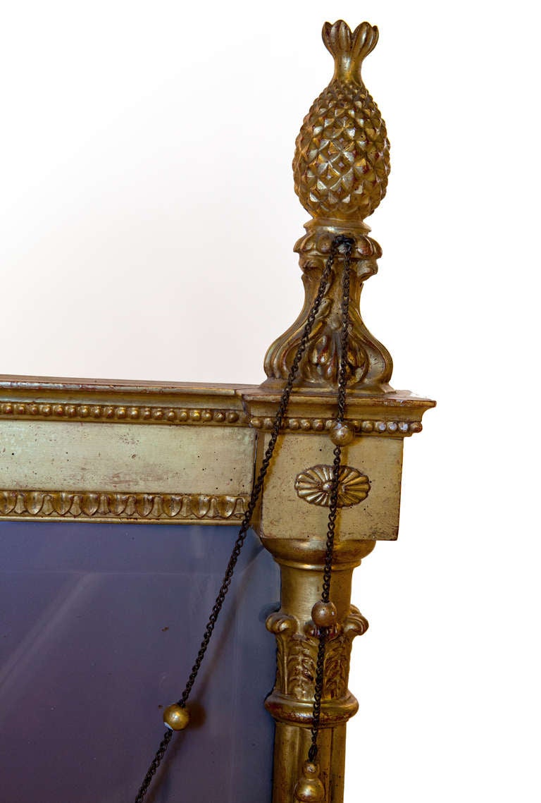 Espejo de muelle de madera dorada y gesso estilo Jorge III siglo XIX en venta