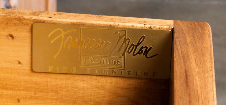 Fransesco Molon begann 1966 mit der Herstellung von Möbeldesign. Dieses schöne Exemplar aus Obstholz ist mit Akanthusblättern, Paterae und fein geschnitzten Seilformen versehen. Drei Türen und drei Schubladen, wobei die mittlere Tür ein ovales