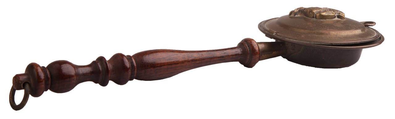 Il più grande ha un veliero inciso sulla parte superiore, il più piccolo ha un asino inciso con cesti. Coperchi a ribalta con anelli in ottone, manici in legno torniti e anelli in ottone per appenderli.
