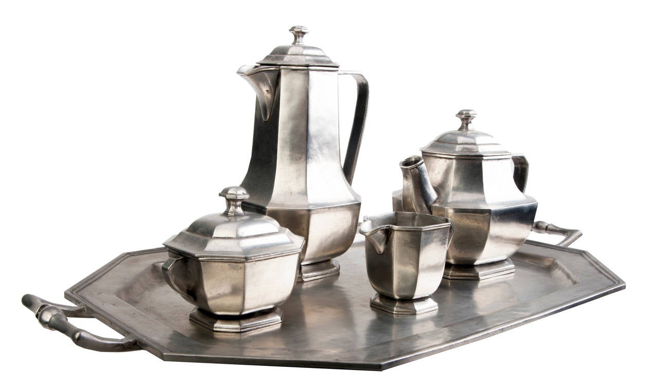 Exquisito juego de té italiano de peltre de cinco piezas. Cafeteras y teteras, nata y azúcar.
Bandeja con bonitas asas.