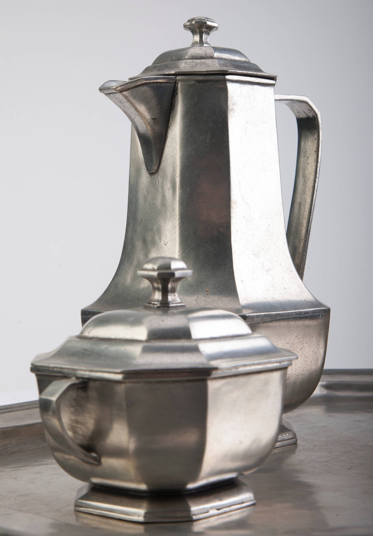 Servicio de café y té italiano de peltre de cinco piezas de mediados de siglo en venta 4