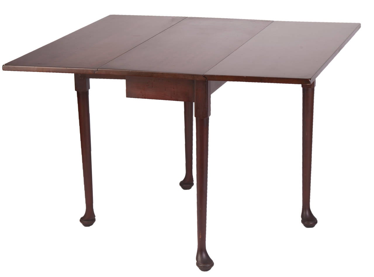 Licensed Colonial Williamsbur reproduction of 18th century table by Kittinger Furniture, nicely grained mahogany gate leg drop-leaf table, Queen Anne legs terminating in pad feet. 

Pattern WA1 122 B.
No 35.