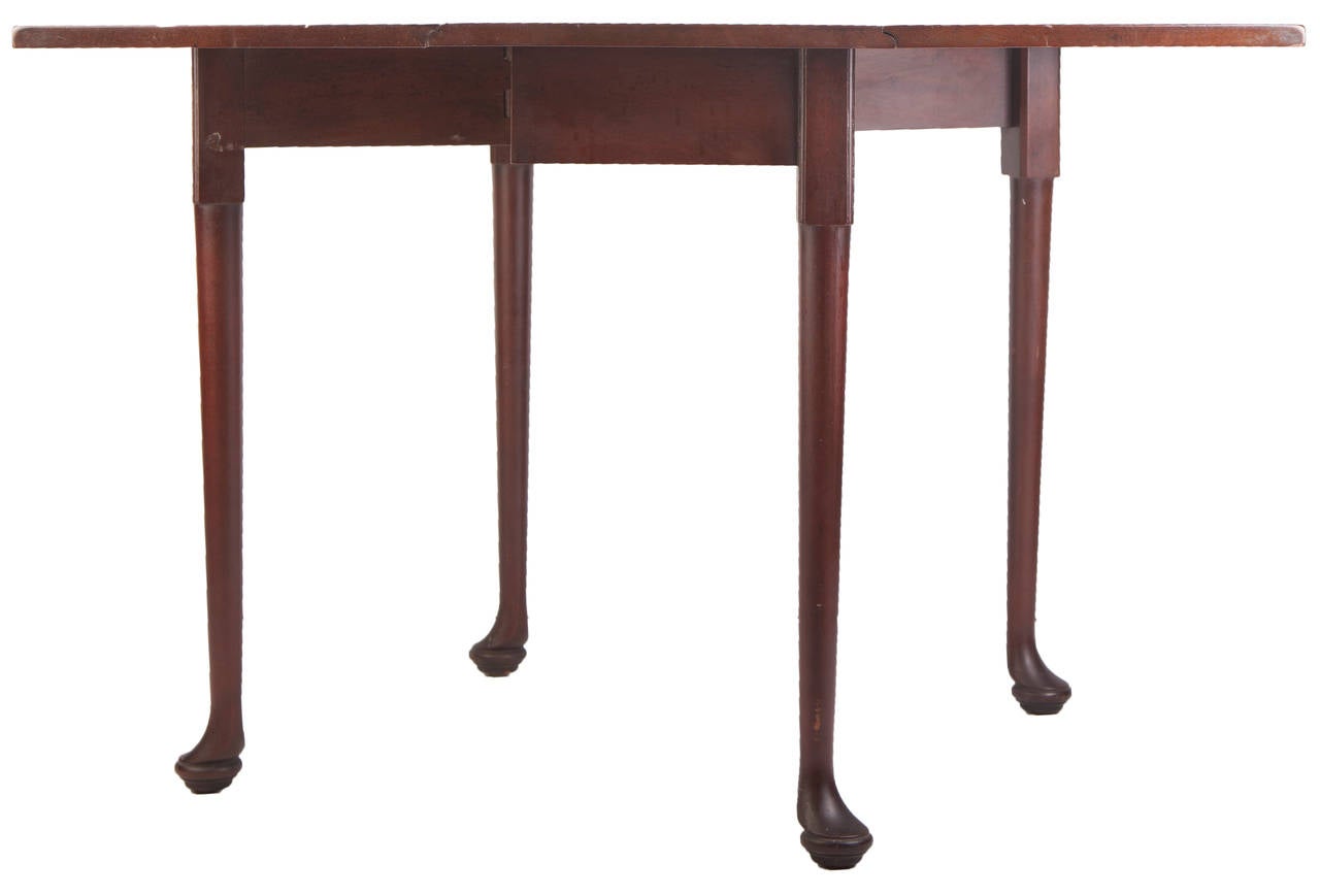 Kittinger Mahagoni-Tisch mit ausklappbaren Bändern aus der Mitte des Jahrhunderts (Queen Anne) im Angebot