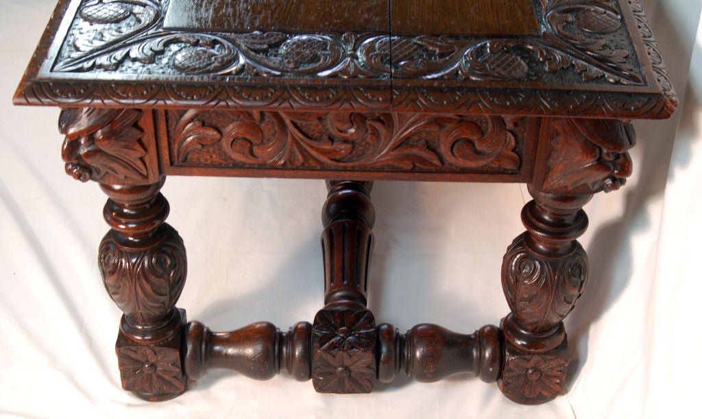 Sculpté Table en chêne sculpté du 19ème siècle avec des visages grotesques en vente