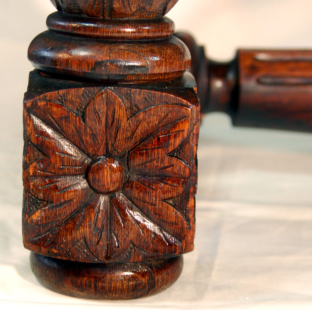 Table en chêne sculpté du 19ème siècle avec des visages grotesques en vente 2