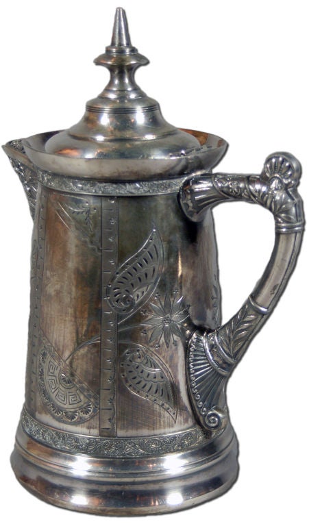 Ce pichet victorien en métal argenté présente des motifs floraux très stylisés qui marient harmonieusement les styles de tous les siècles et de tous les continents. C'est un exemple parfait de ce qu'on appelle l'éclectisme victorien.





Ce