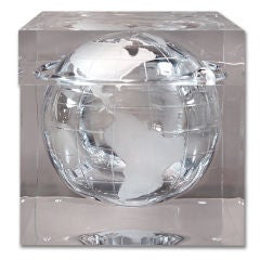 Seau à glace en forme de globe en lucite:: moderne du milieu du siècle dernier