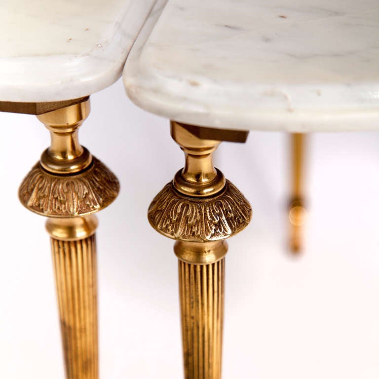 Paire de tables d'appoint en marbre français du milieu du siècle dernier Excellent état - En vente à Asheville, NC