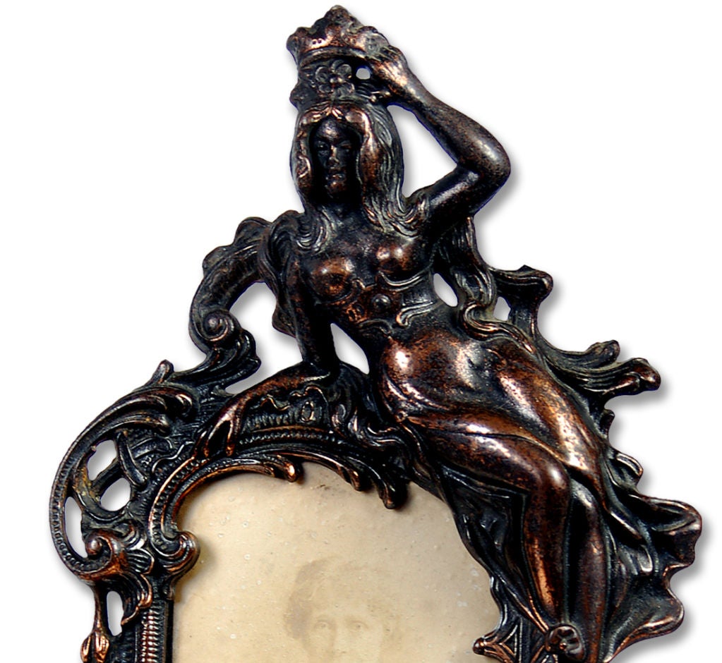 XIXe siècle Paire de cadres ornés en bronze coulé à motif de bélier et de déesse en vente