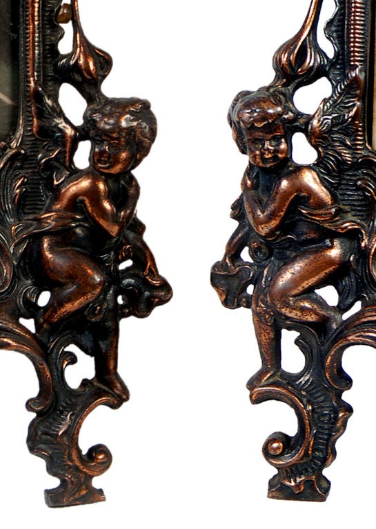 Bronze Paire de cadres ornés en bronze coulé à motif de bélier et de déesse en vente