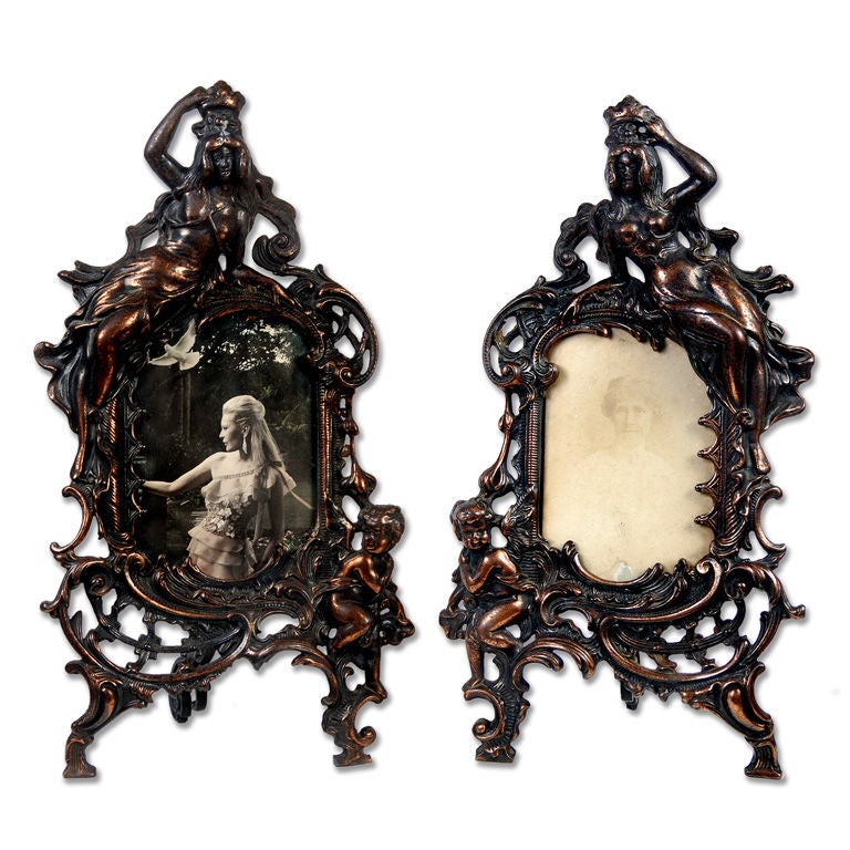 Paire de cadres ornés en bronze coulé à motif de bélier et de déesse en vente
