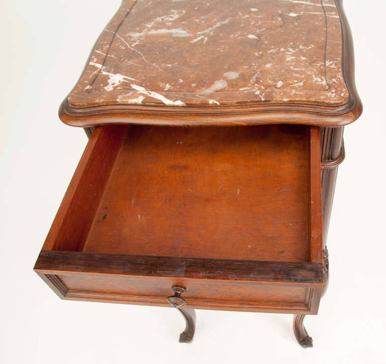 Beistelltisch im Queen Anne-Stil aus dunklem Nussbaum und Marmoreinlegearbeiten im Angebot 3