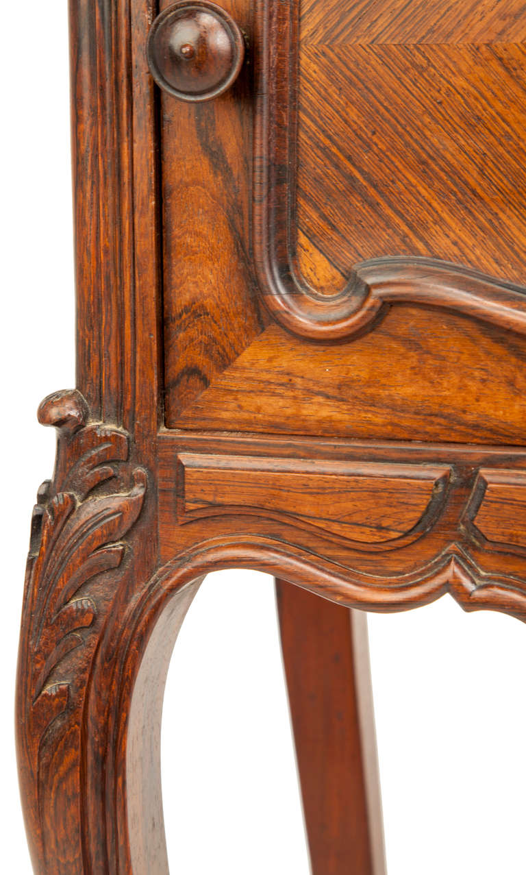 Beistelltisch im Queen Anne-Stil aus dunklem Nussbaum und Marmoreinlegearbeiten im Angebot 2