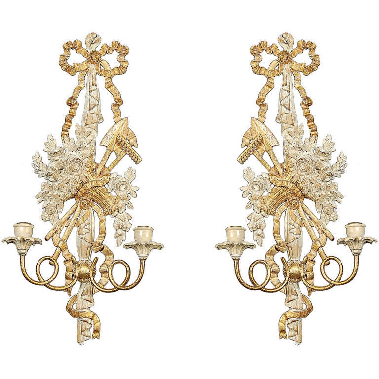 Pareja de candelabros italianos de madera de frutal dorada y tallada a mano en venta