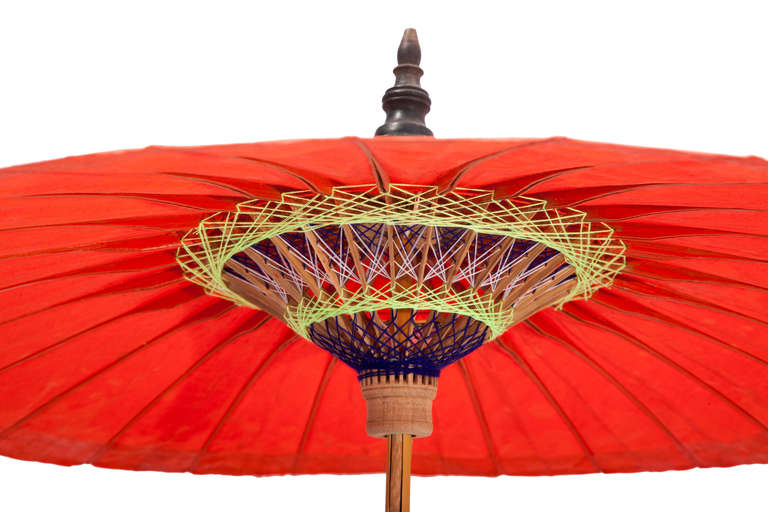 Peint à froid Parasol indien du milieu du siècle dernier en vente