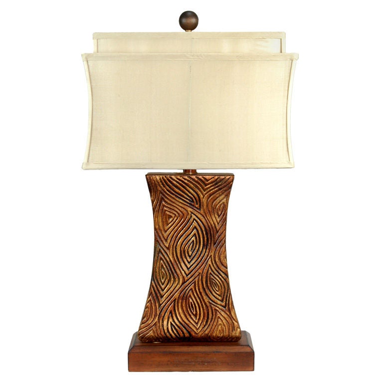 Lampada tribale in resina disegnata da Joanne Hollingsworth