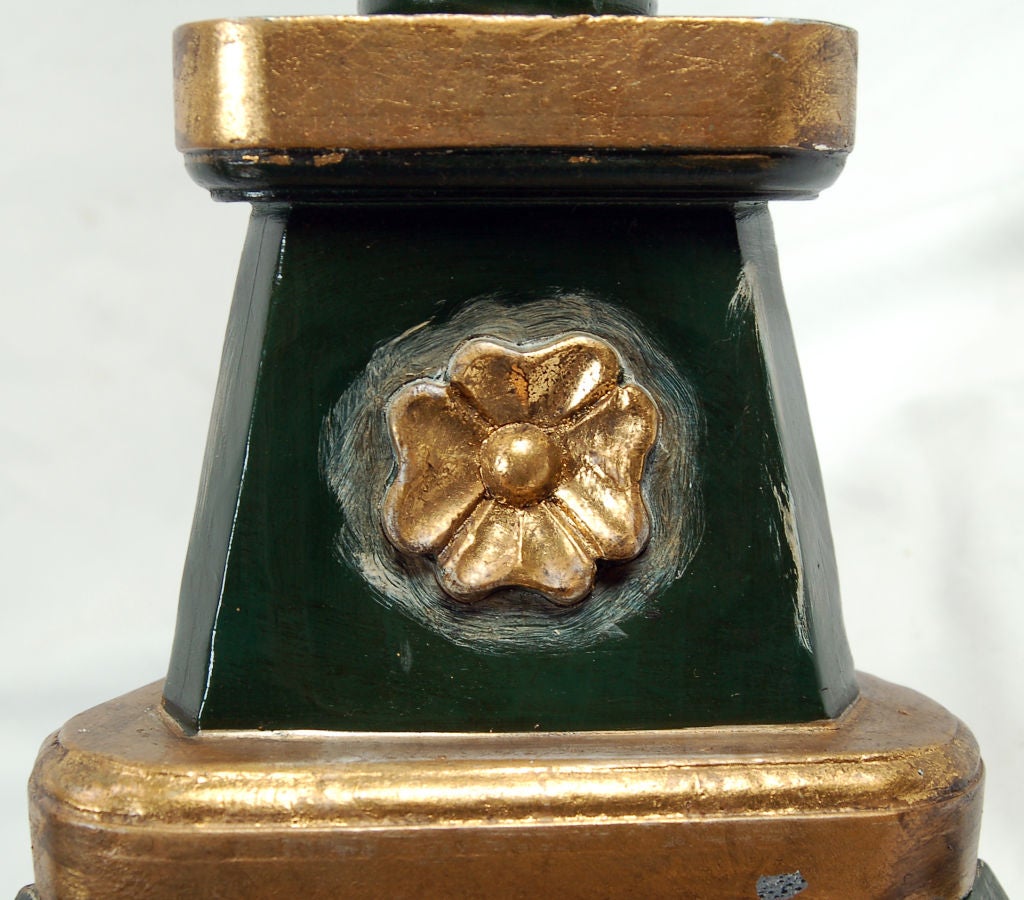Handgeschnitzte Fackel-Stehlampe aus vergoldetem Holz von Fredrick Cooper (Geschnitzt) im Angebot