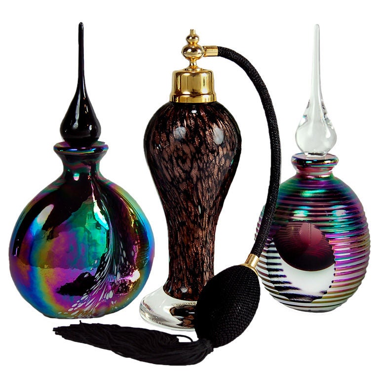 Collection de trois flacons de parfum en verre d'art en vente