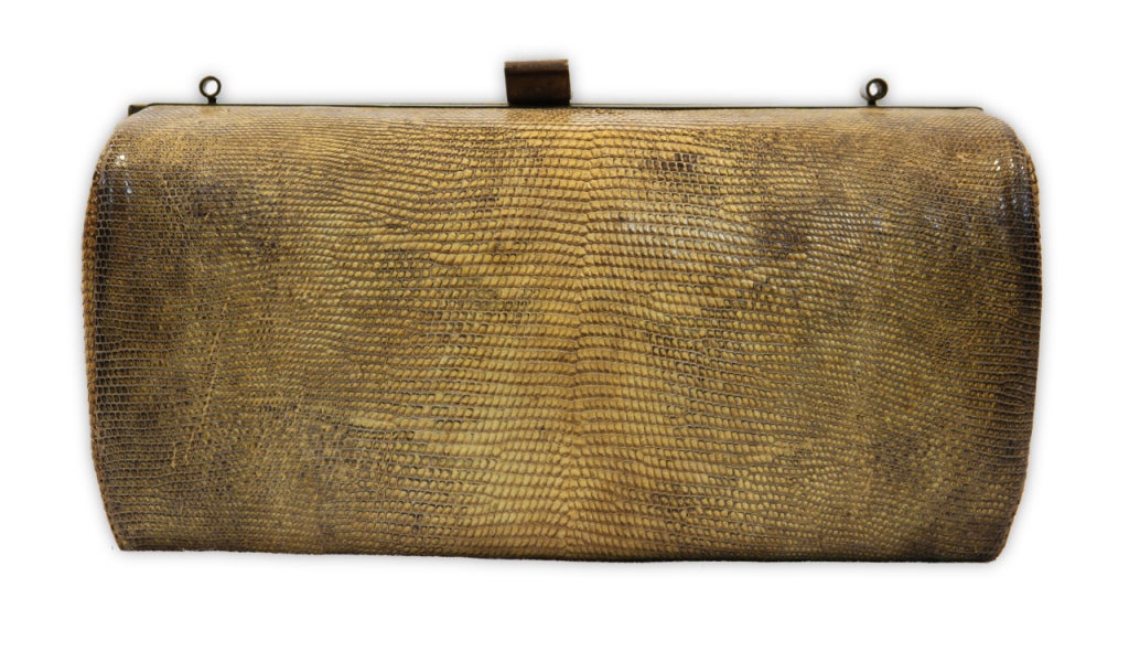Diese Eidechsenhandtasche im Deco-Stil aus der Mitte des Jahrhunderts ist mit Messingbändern versehen und hat einen massiven Daumenverschluss. Die Metallhülsen aus Messing trugen einst einen Griff. Dies würde eine elegante Clutch abgeben oder man