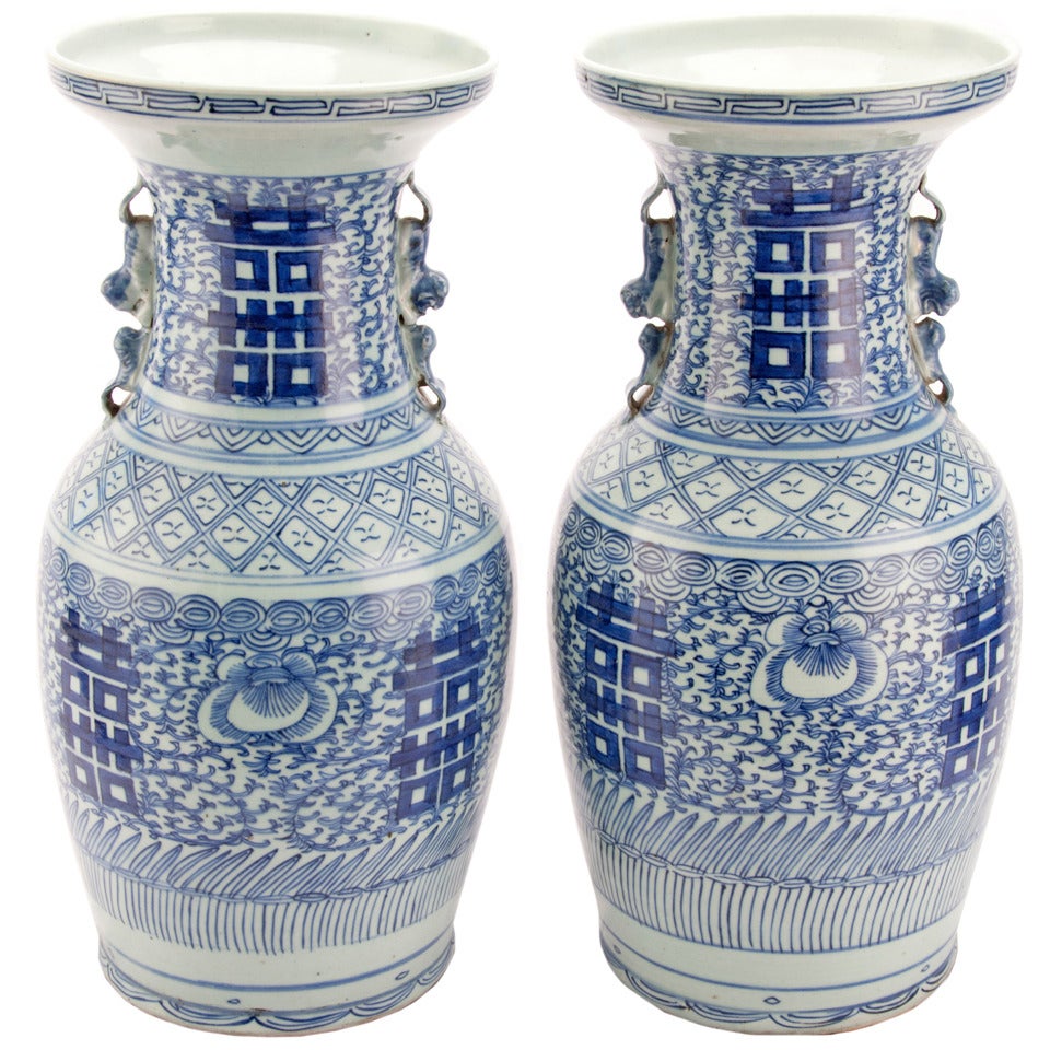 Pareja de jarrones azules y blancos Qing
