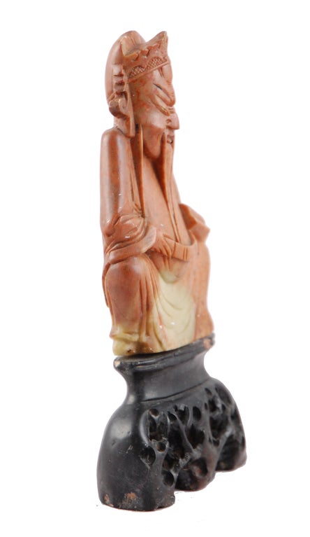 20ième siècle Soapstone asiatique sculptée représentant une figure assise sur socle sculpté en vente