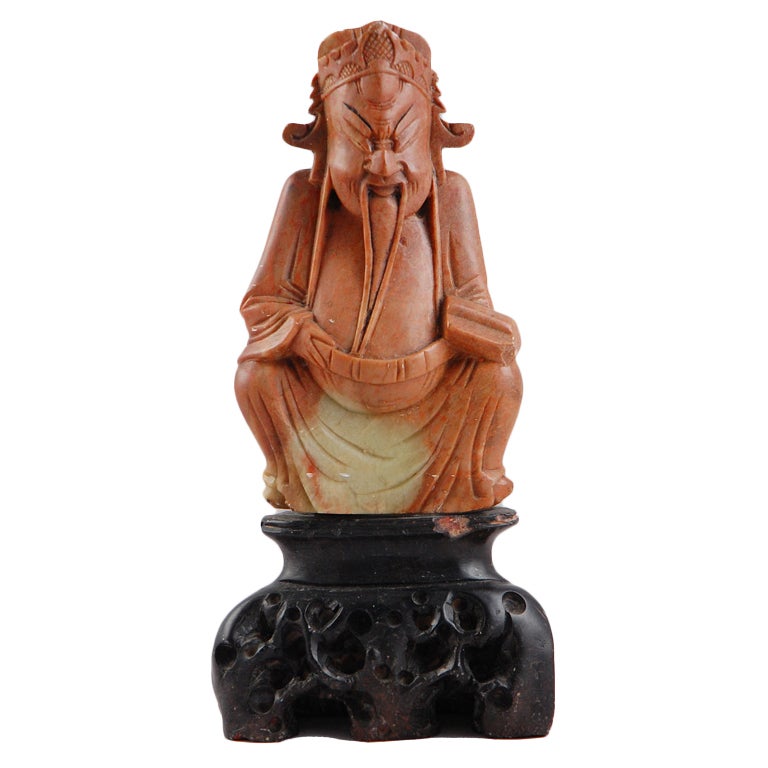 Soapstone asiatique sculptée représentant une figure assise sur socle sculpté en vente