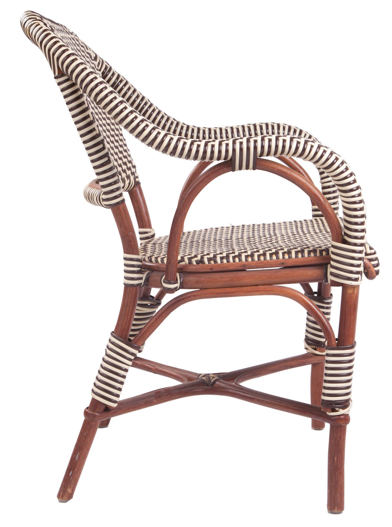 Esta silla de café se fabricó meticulosamente a mano en Francia con los mejores materiales naturales. En primer lugar, el armazón de ratán de la silla de café se cuece al vapor y se moldea a mano, tras lo cual cada armazón de silla de café se teje a