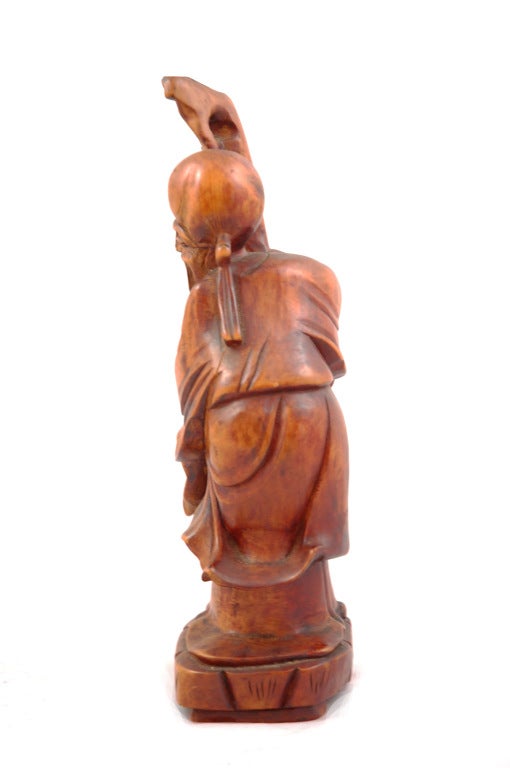 Artisanat Figure chinoise en bois sculpté d'immortel barbu tenant un bâton en vente