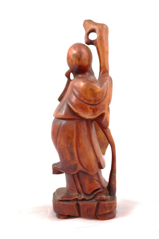 Chinois Figure chinoise en bois sculpté d'immortel barbu tenant un bâton en vente