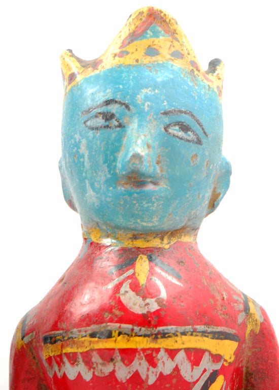 Conjunto de tres figuras indias vívidamente pintadas. Parecen estar arrodillados en oración, dos llevan el pelo recogido en moños y el tercero lleva una corona. Es probable que la tercera figura azul sea una interpretación de Krishna, ya que tiene