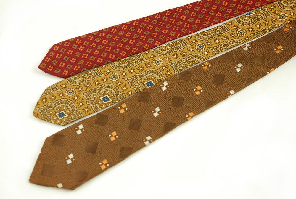 Sammlung von drei Krawatten aus den frühen 1950er Jahren (Skinny Neckties) (Mitte des 20. Jahrhunderts) im Angebot