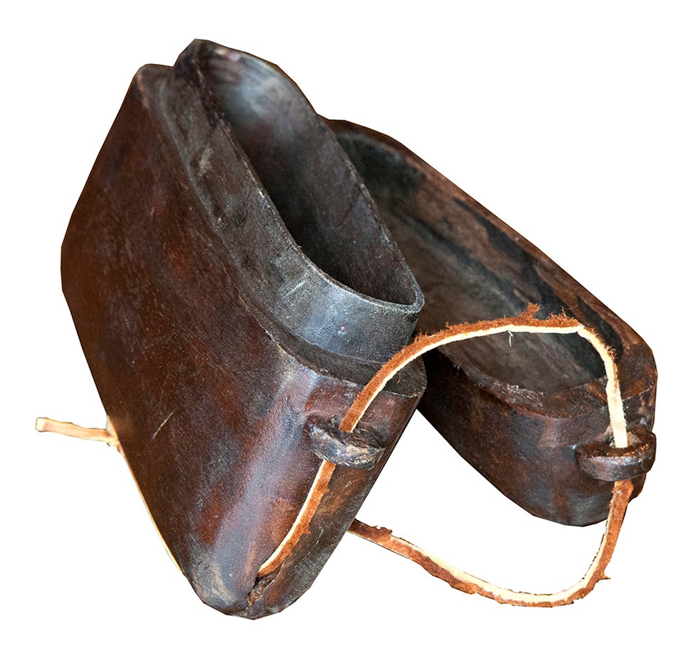 Dieses frühe, handgefertigte Tabaketui mit Rohlederriemen ist leicht und kann als originelle Geldbörse für Mann, Frau oder Kind verwendet werden.