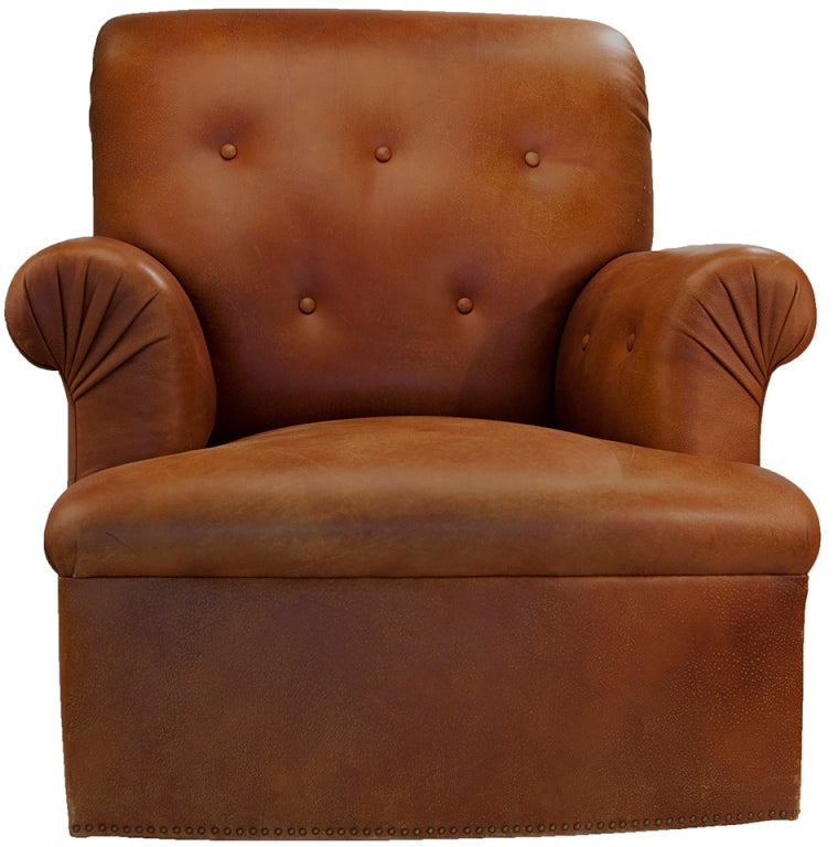 Schöner, gemütlicher Stuhl mit Knöpfen und straußenähnlich geflecktem Leder. Dieser Stuhl ist nicht mit dem Etikett versehen. Auf dem Markt wurde uns gesagt, es sei ein Ralph-Lauren-Stuhl.
An der Unterseite befindet sich ein Drehgelenk mit einer
