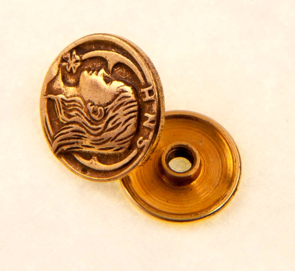 Kunstvoll gestaltete goldene Halsbandnadel mit Mädchenprofil und Gravur.