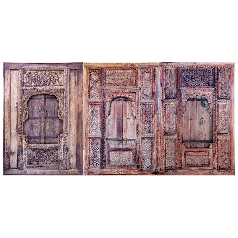 Antike tibetische Tempelfenster, jedes mit seinem eigenen einzigartigen Design, das aus demselben zerlegten Tempel in Tibet stammt.